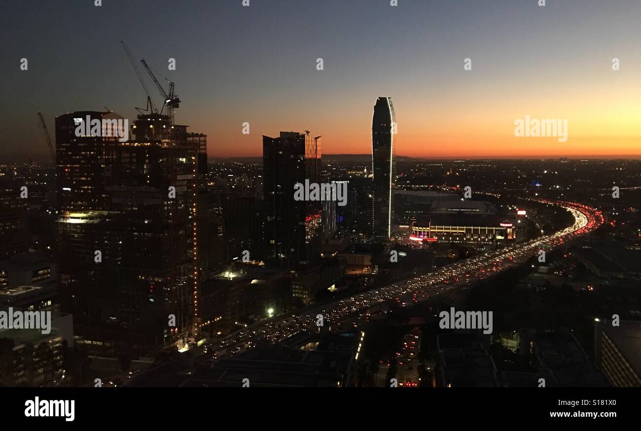 Il centro cittadino di Los Angeles al tramonto in una limpida giornata invernale - Immagine stock catturata con smartphone