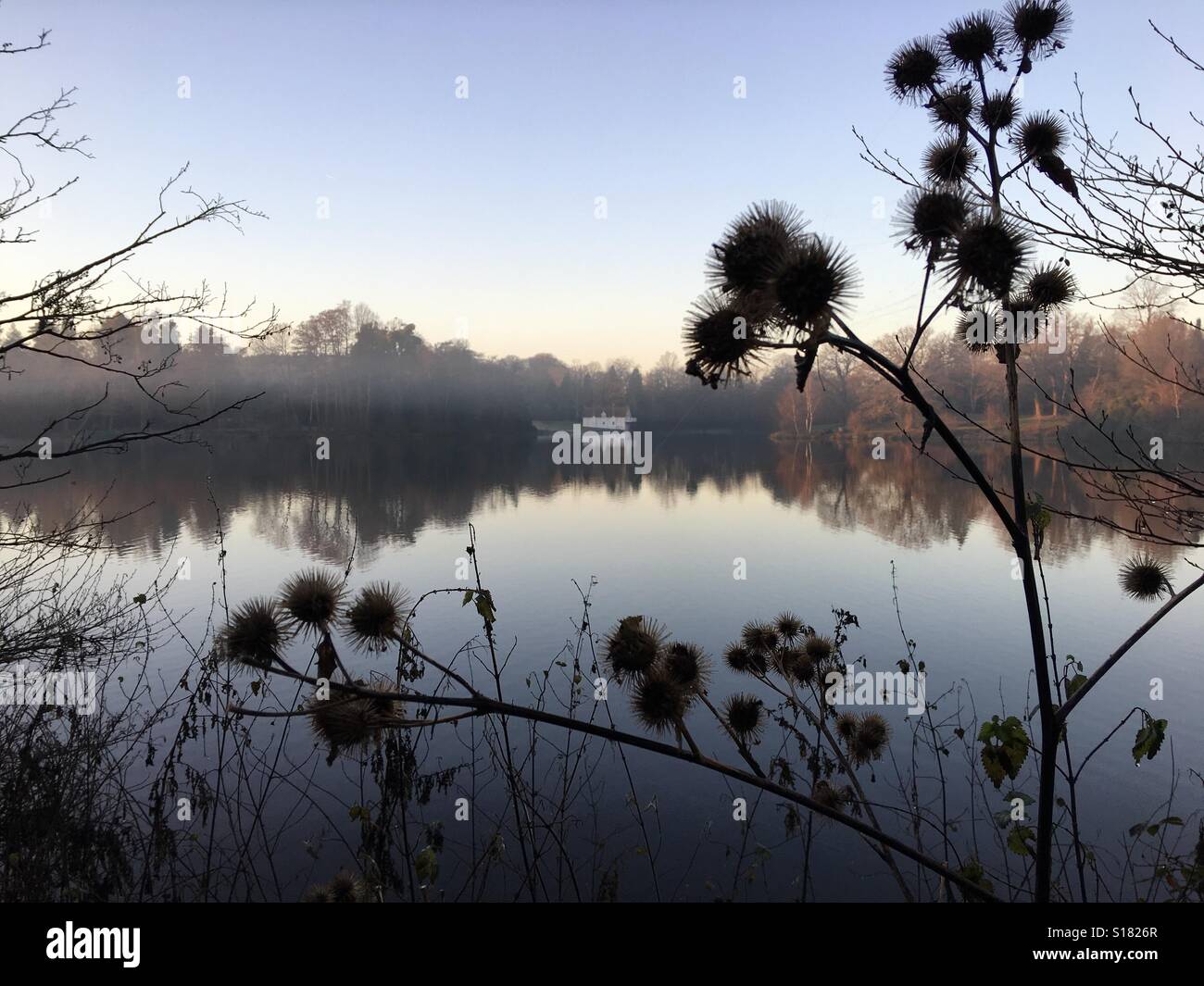 Virginia Water lake boathouse in distanza Foto Stock