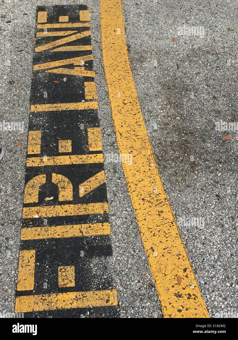 Fire lane dipinte in giallo lettere sulla strada Foto Stock