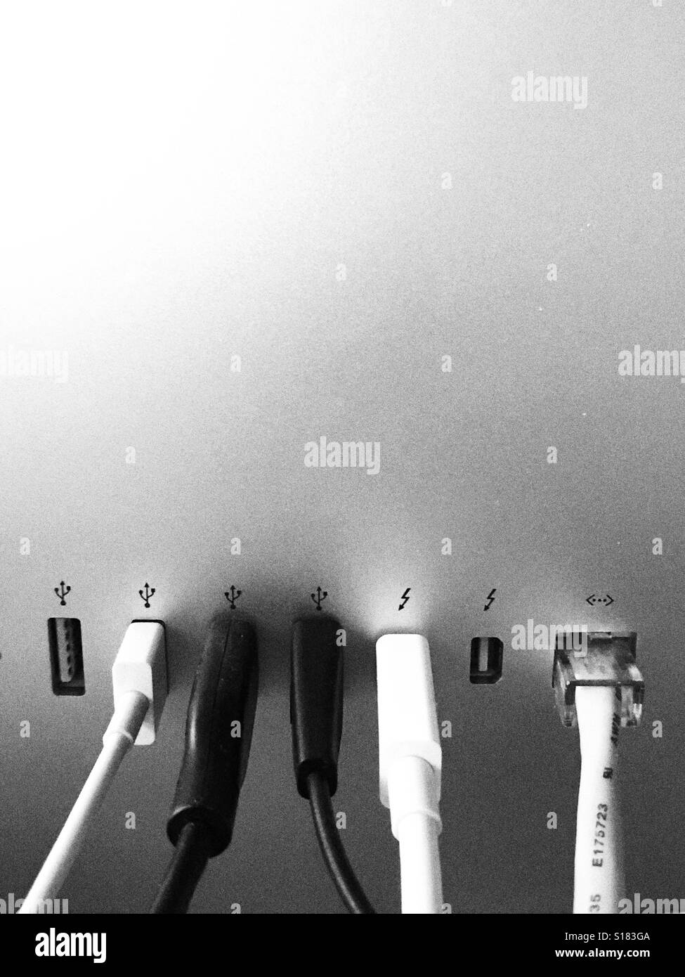 Retro di un iMac con varie porte e cavi Foto Stock