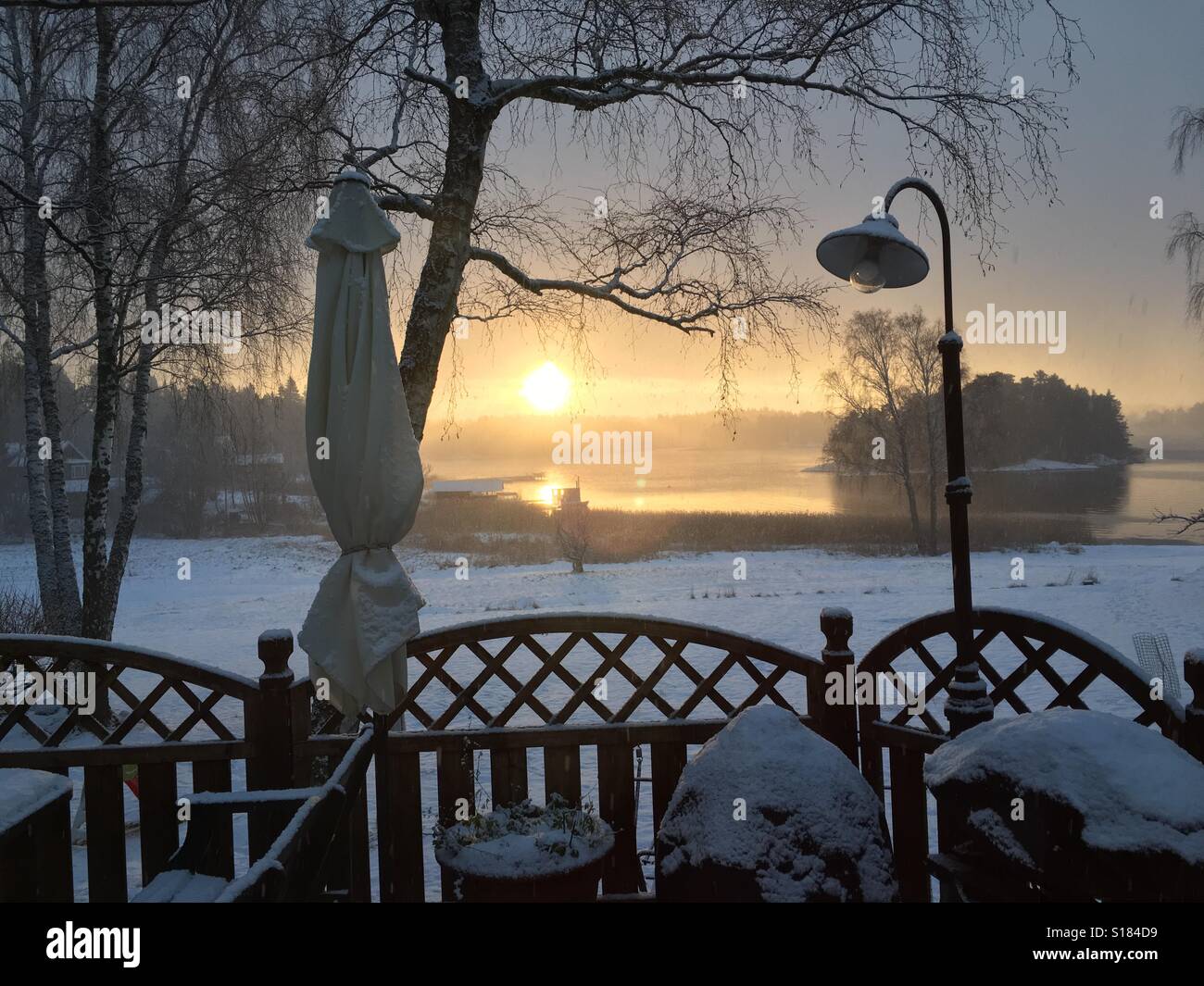 Inverno sunrise archipel svedese Foto Stock