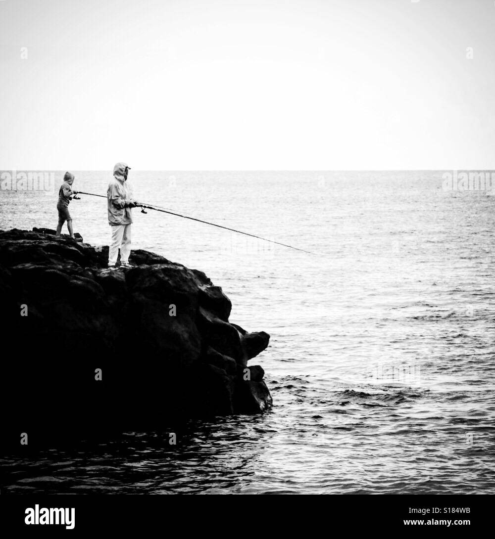 La pesca. Padre e figlio in Golf del Sur. Tenerife. Foto Stock