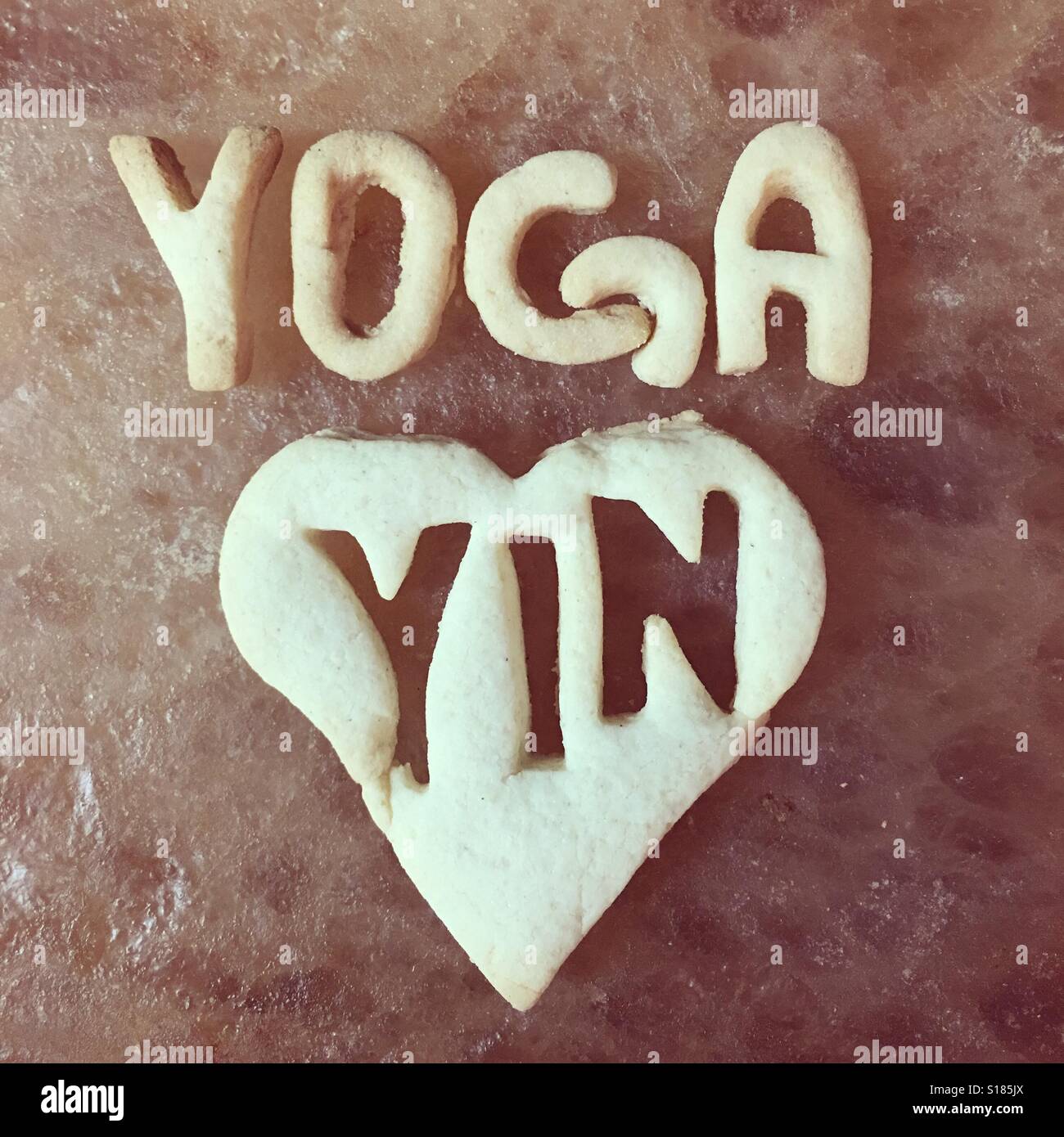 I cookie su un blocco di sale. Yin yoga. Foto Stock