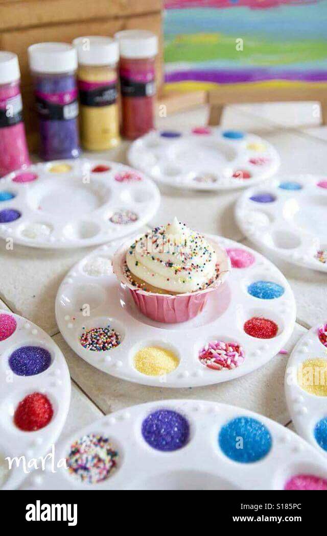 Un cupcake coulerful in uno sfondo coulerful Foto Stock
