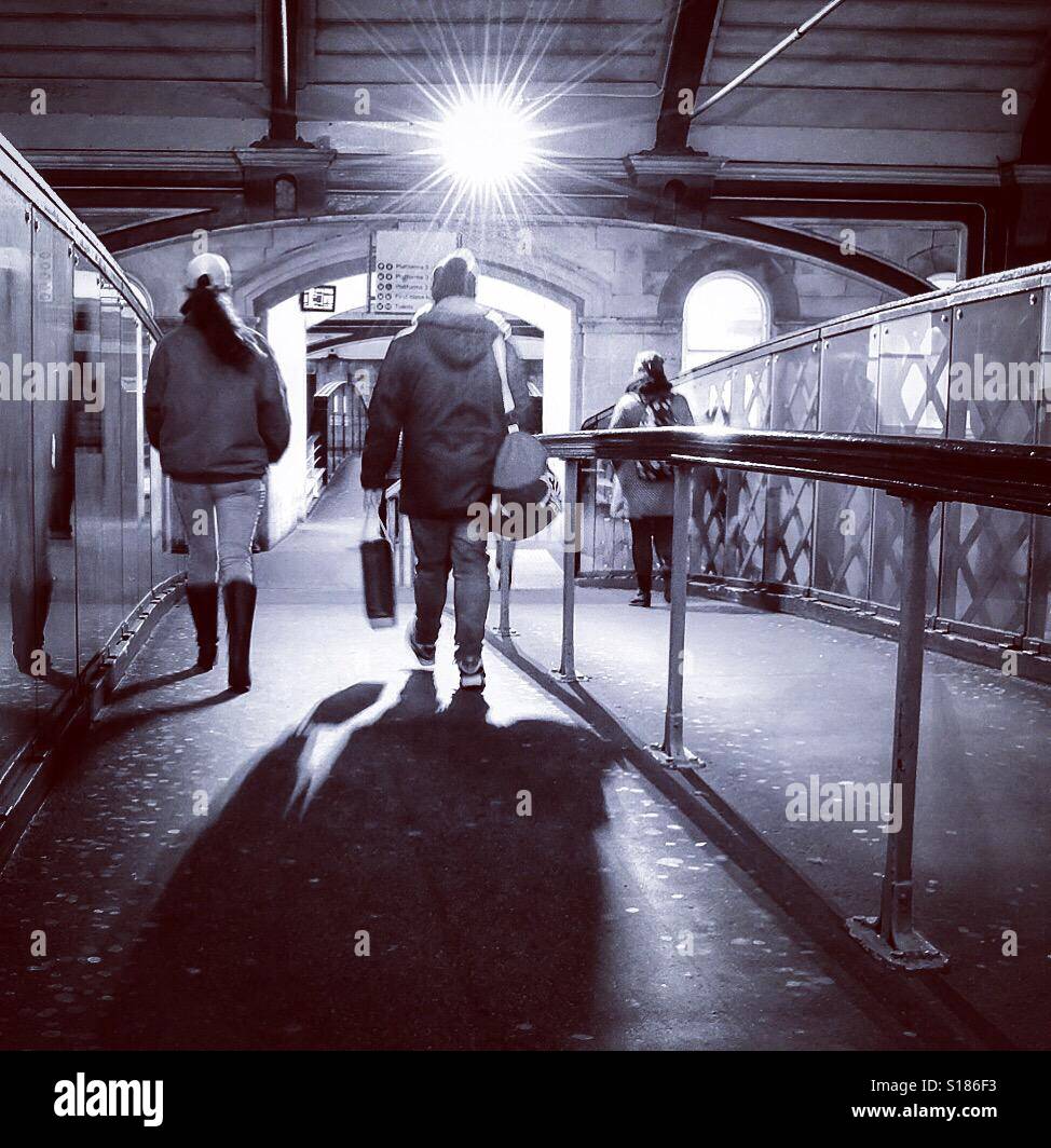 Seguire la luce. Pendolari a Newcastle stazione ferroviaria. Foto Stock