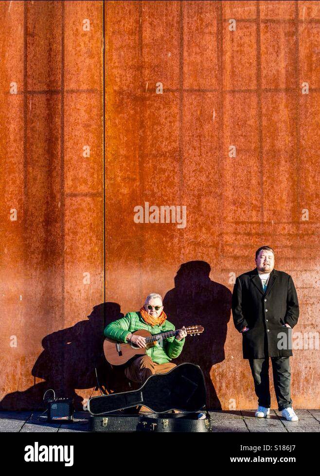 Due persone che giocano la musica per guadagnare vivere Foto Stock