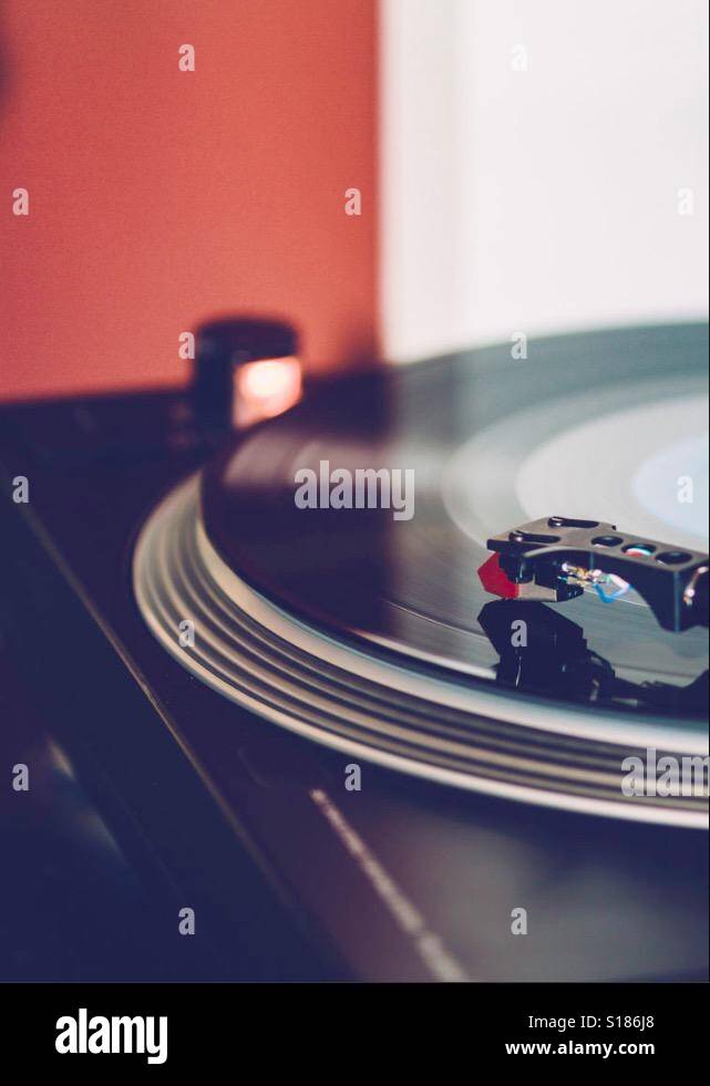 Un vinile è riprodotto Foto Stock