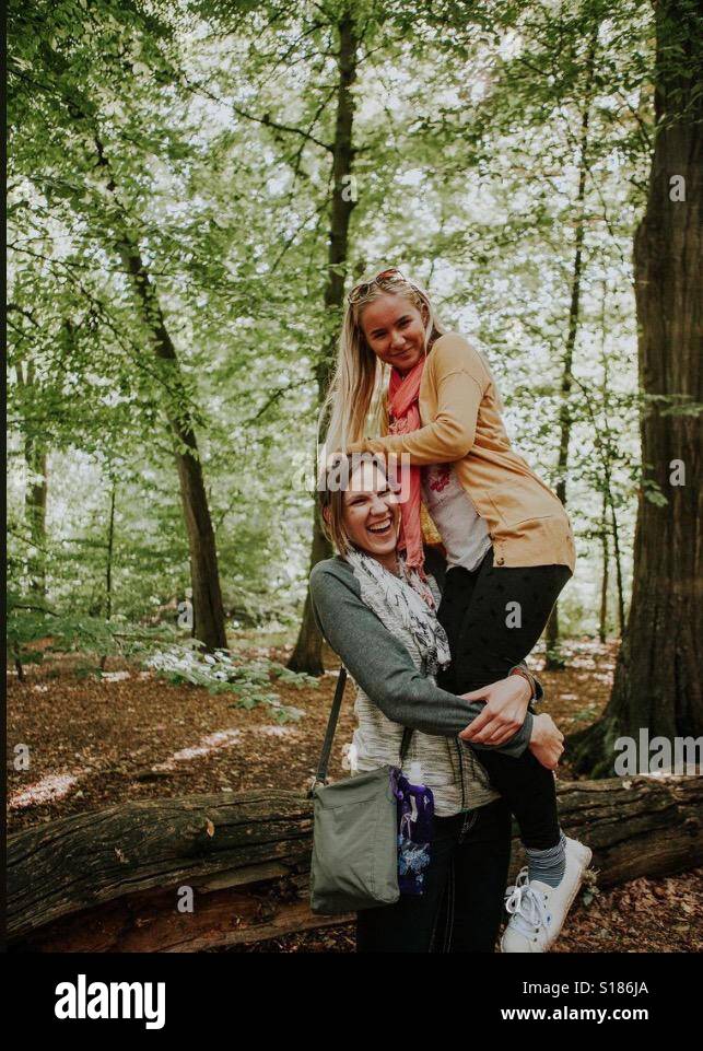 Due sorelle che abbraccia ogni altro Foto Stock