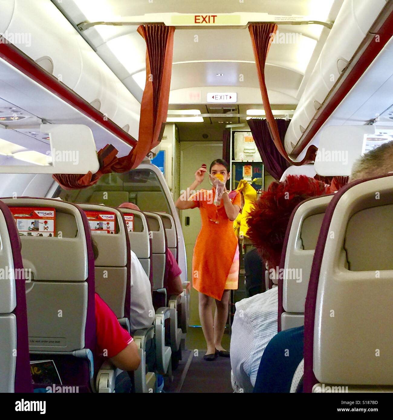 Sorriso Thai air hostess dimostrando aria misure di sicurezza, Bangkok, Thailandia Foto Stock