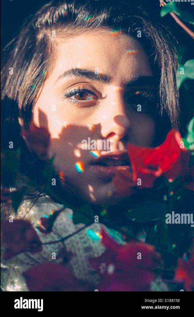 Una ragazza in un background coulerful Foto Stock
