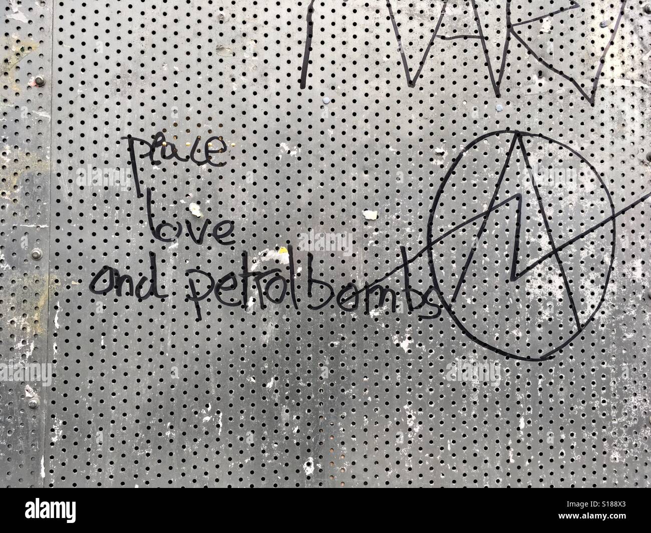 "Pace amore e bombe molotov': graffiti su un vuoto shop in Bristol, Regno Unito - Immagine stock catturata con smartphone