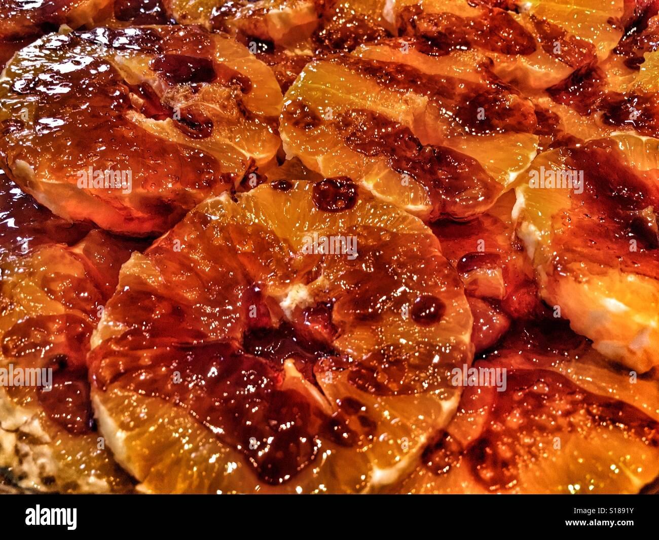 Fette di arance nel cointreau, con caramella mou topping - Immagine stock catturata con smartphone