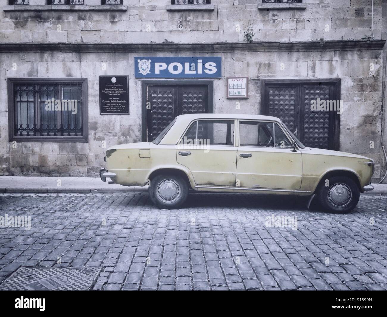 Stazione di polizia anc giallo auto nella parte anteriore in una vecchia città Baku, Azerbajan - Immagine stock catturata con smartphone