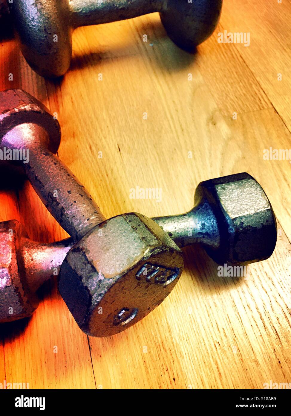 Gruppo di metallo pesi a mano su legno pavimento Palestra, STATI UNITI D'AMERICA - Immagine stock catturata con smartphone
