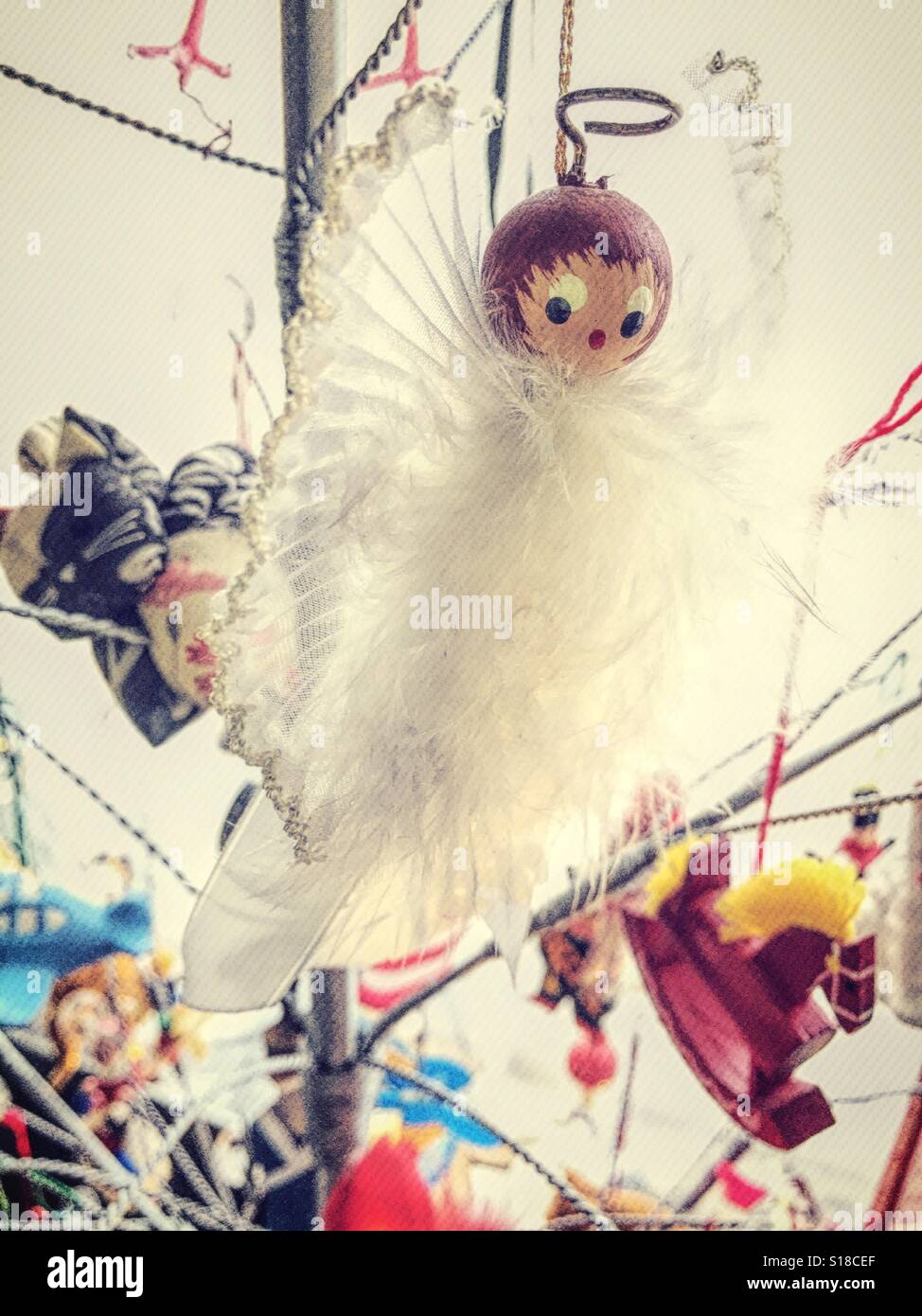 Angelo in legno albero di Natale ornamento adornati con piume in albero di Natale, STATI UNITI D'AMERICA - Immagine stock catturata con smartphone