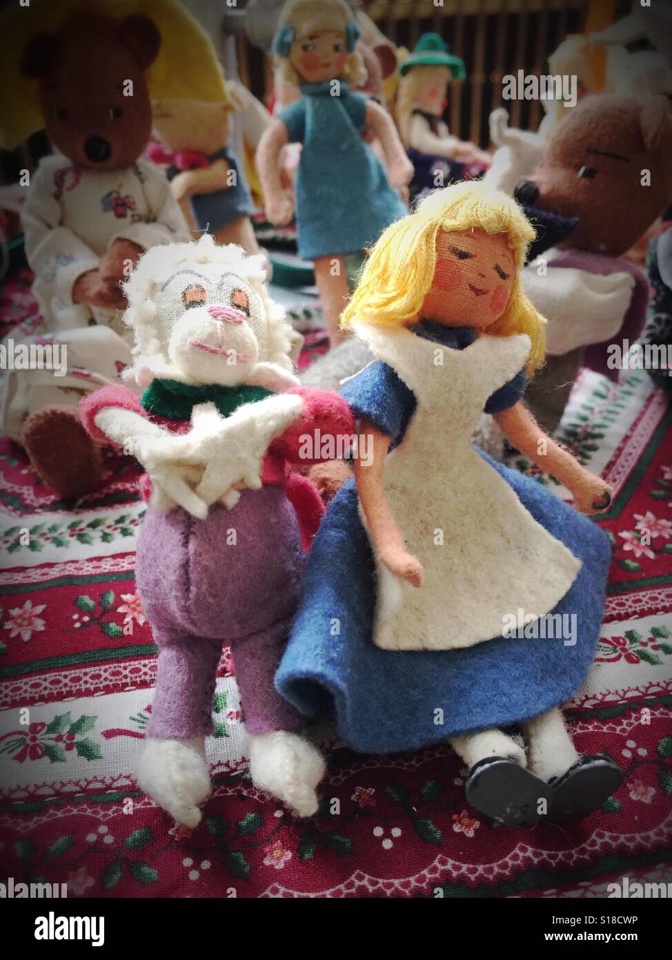 Alice nel paese delle meraviglie e coniglio bianco figure della fiaba, Germania, anni '1050 - Immagine stock catturata con smartphone