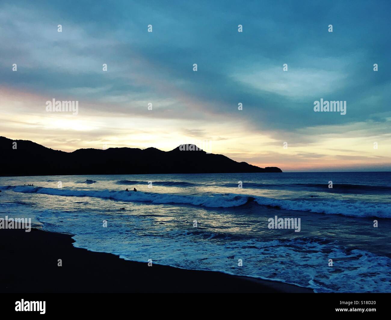 Tramonto dietro il promontorio sulla spiaggia di Guanacaste Costa Rica Foto Stock