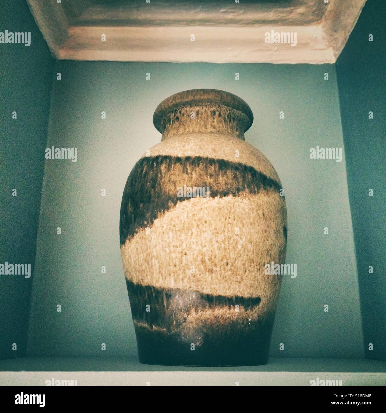 Un vaso di ceramica su un ripiano Foto Stock