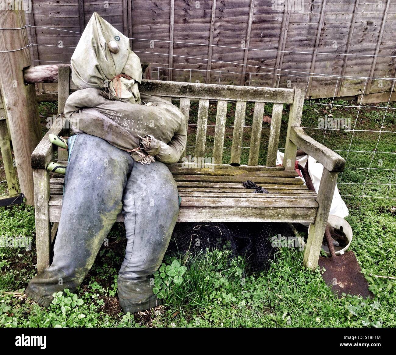 Lo Spaventapasseri prendendo un resto, a Alderton, Suffolk, Regno Unito. - Immagine stock catturata con smartphone