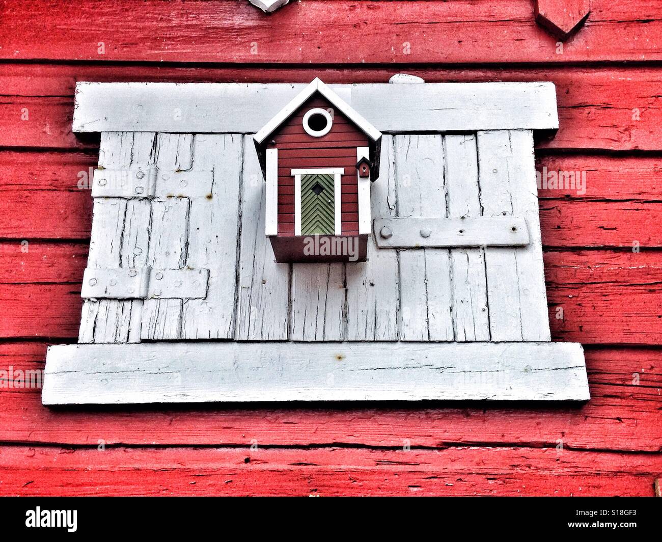 Rosso e bianco con bordo bird house - Immagine stock catturata con smartphone