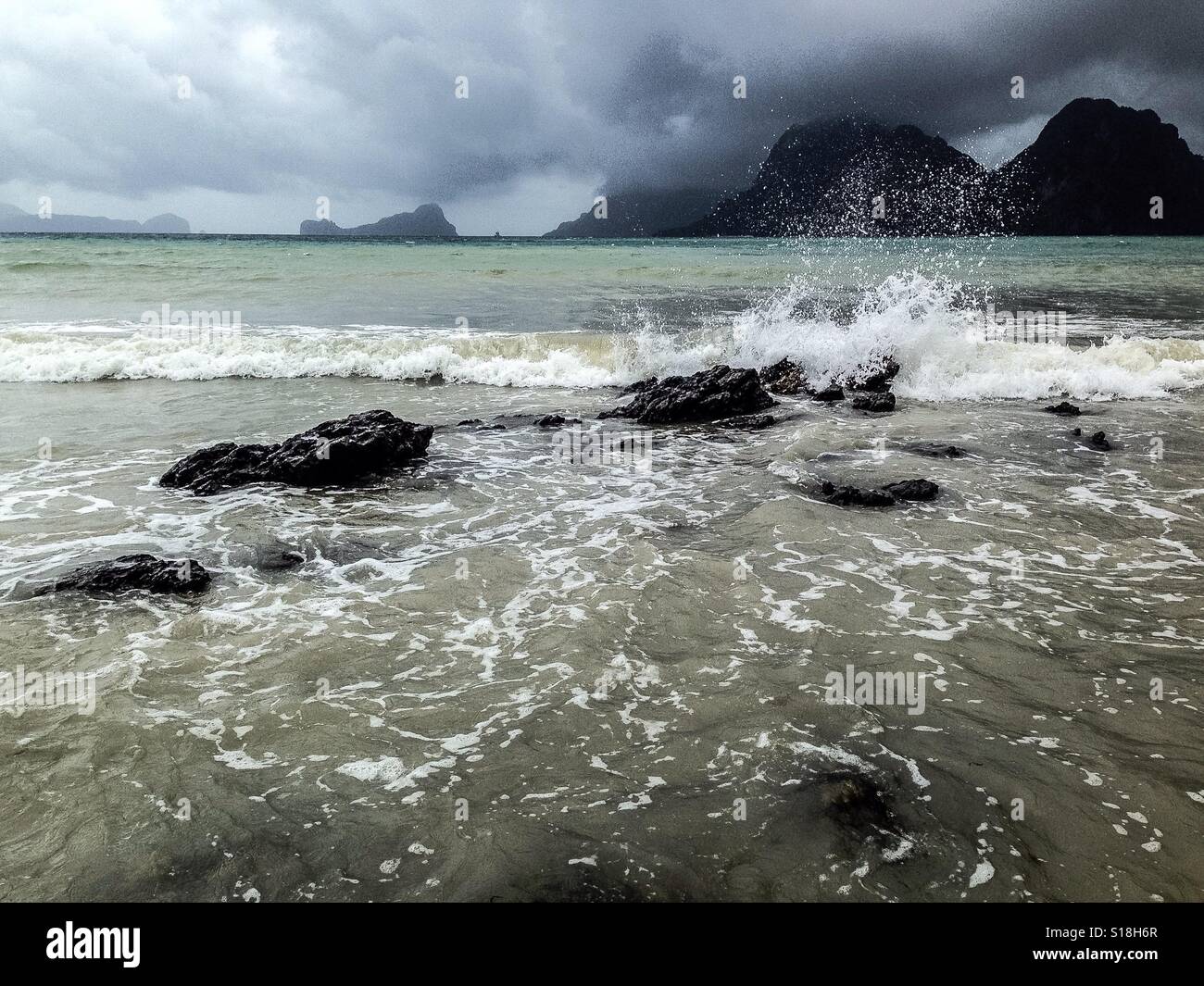 Onde che si infrangono. Foto Stock
