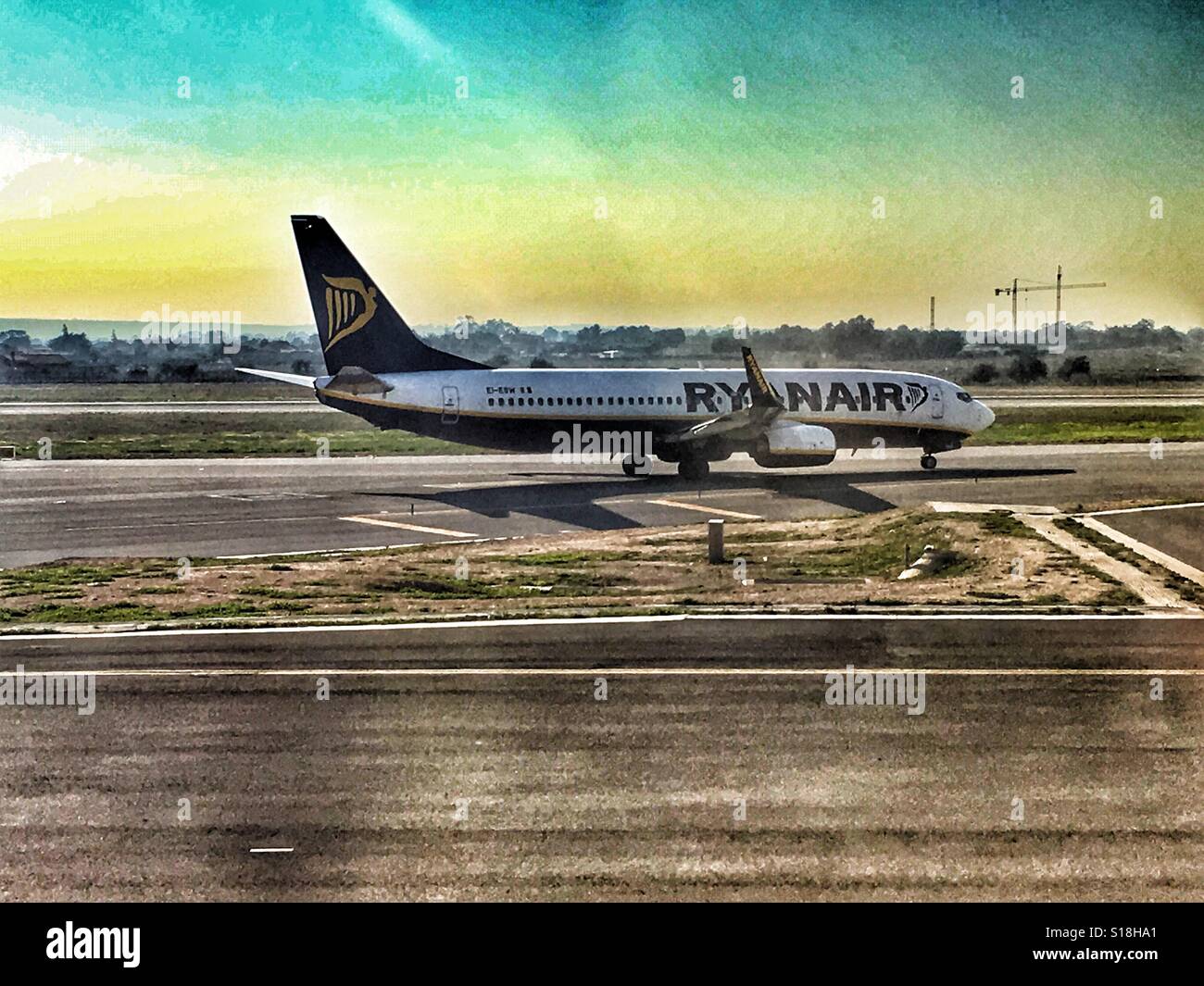 Ryanair aereo sulla pista di aeroporto di Alicante - Immagine stock catturata con smartphone