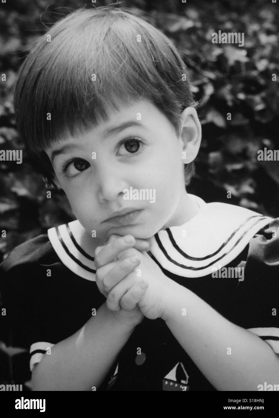 Un ritratto in bianco e nero di una giovane ragazza toddler guardando fuori nella distanza Foto Stock