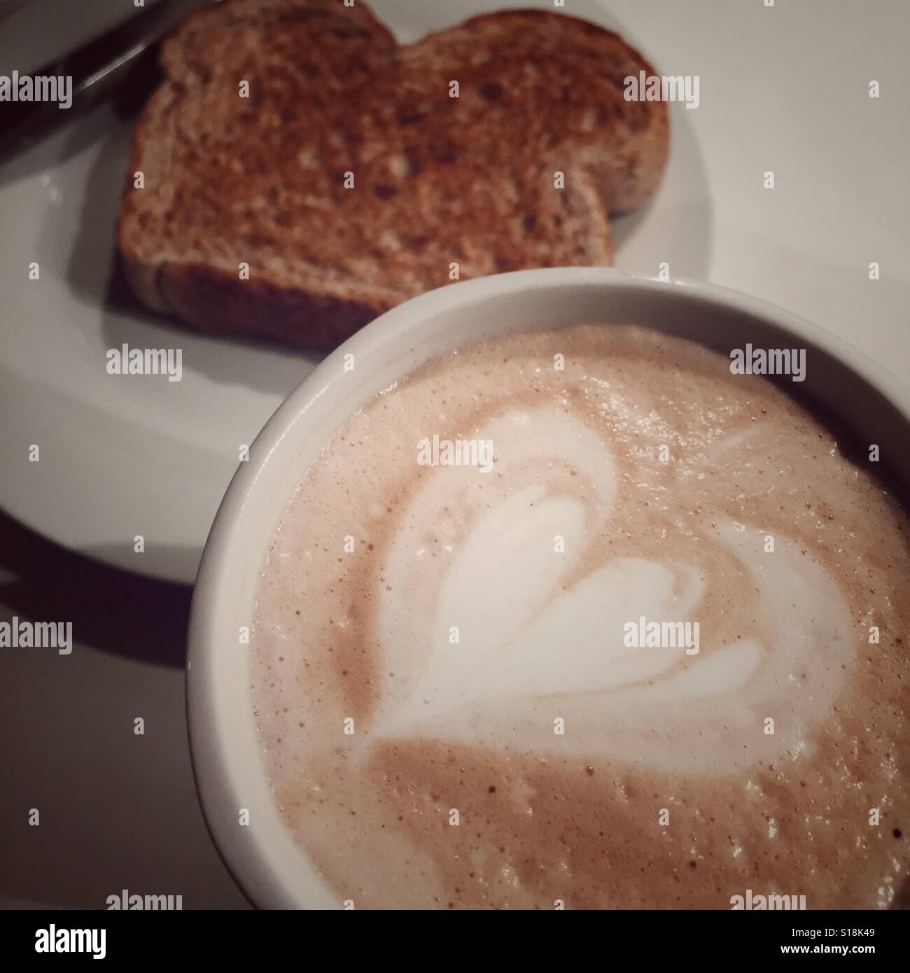 Caffè e bagel che risale serbatoio di squalo