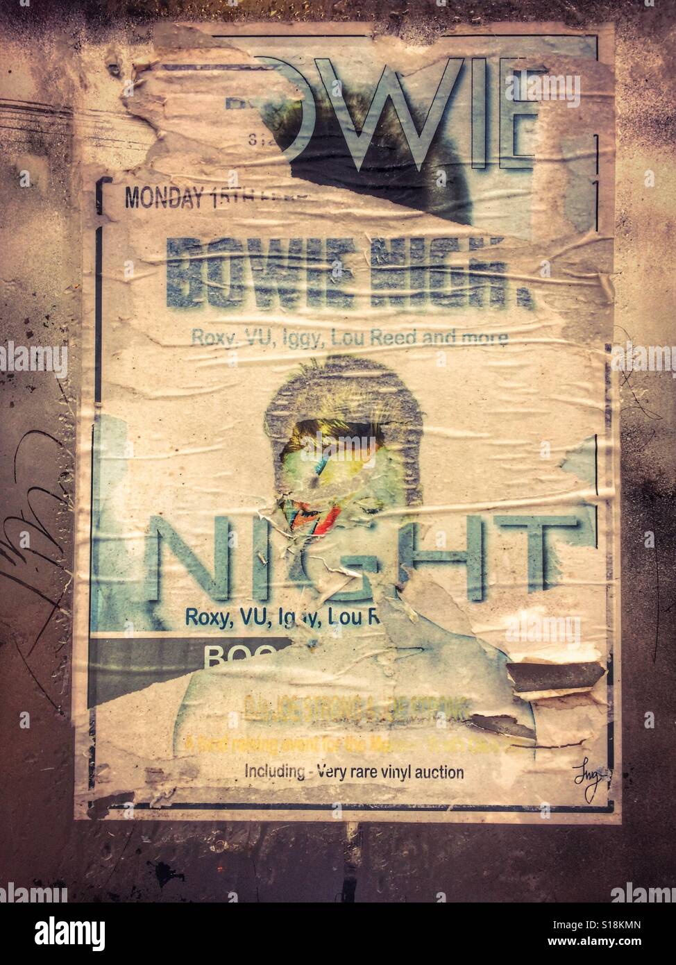 Sovrapposizione ed alterò Bowie poster di notte - Immagine stock catturata con smartphone