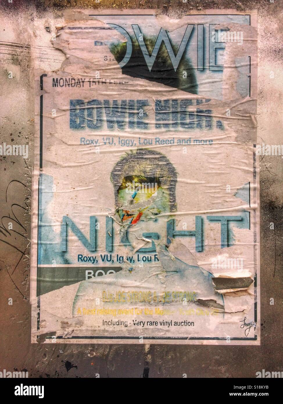 Bowie notte - sovrapposizione di manifesti stracciati - Immagine stock catturata con smartphone
