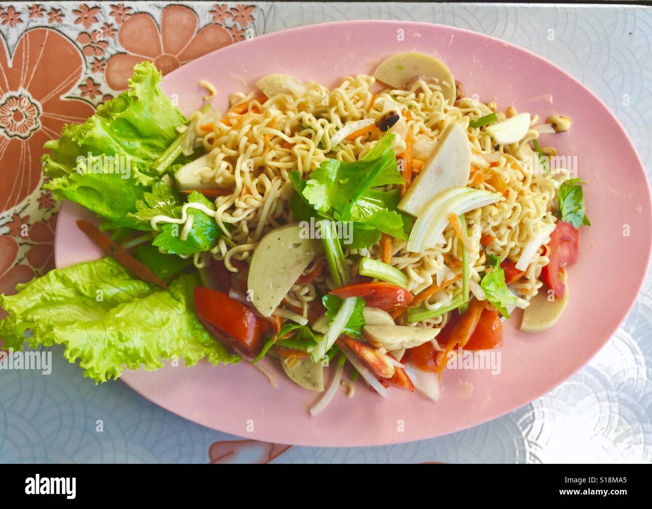 Il cibo thai - una piastra di Yum Ma Ma tagliatelle istante, Chiang Mai, Thailandia Foto Stock
