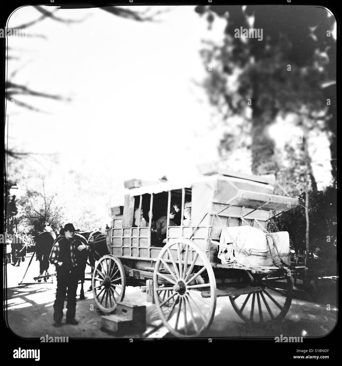 Stagecoach caricamento di passeggeri su strada principale. Columbia State Historic Park, Columbia, Tuolumne County, California, Stati Uniti d'America - Immagine stock catturata con smartphone