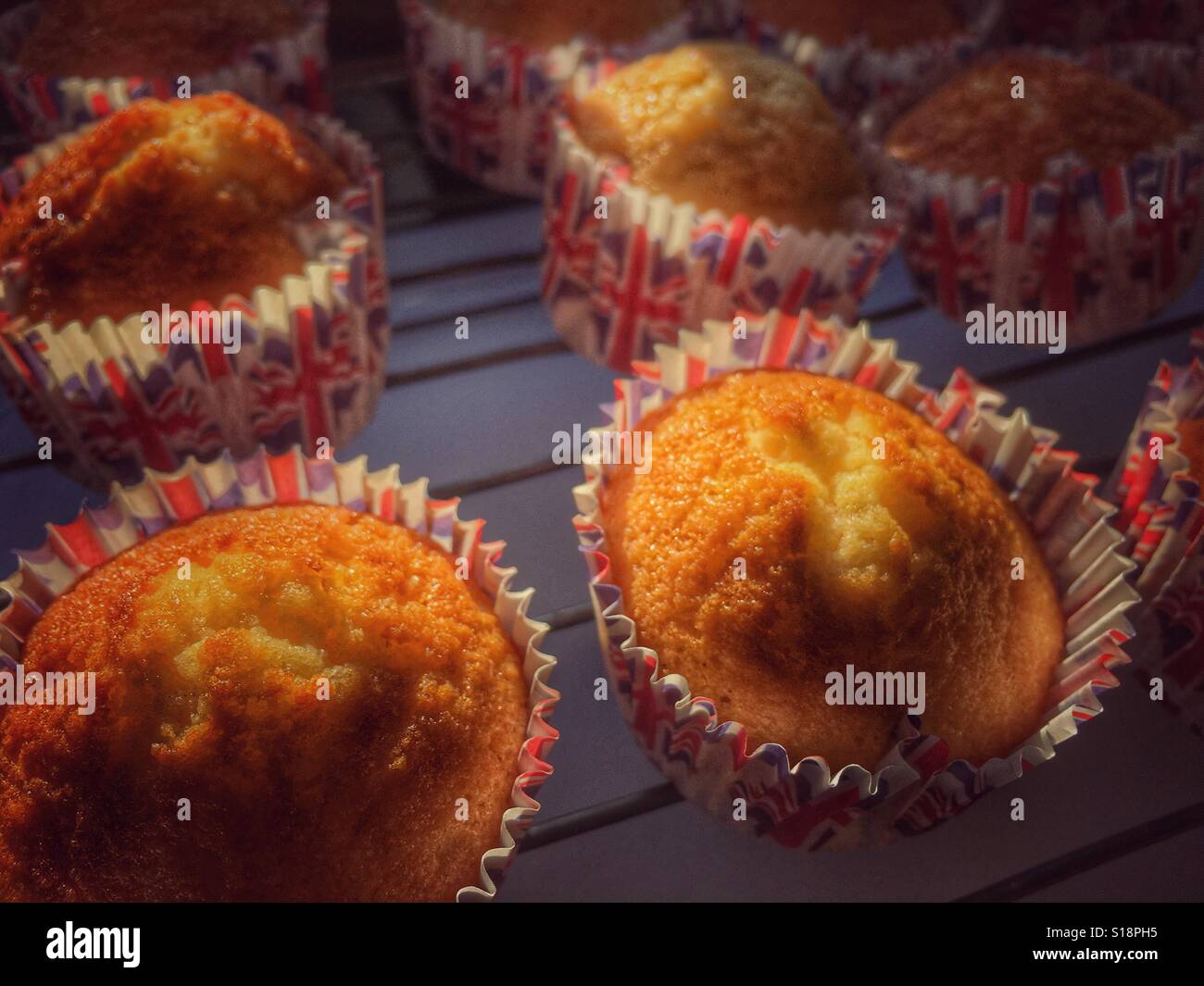 Pane appena sfornato tortine in Unione Jack cupcake casi Foto Stock