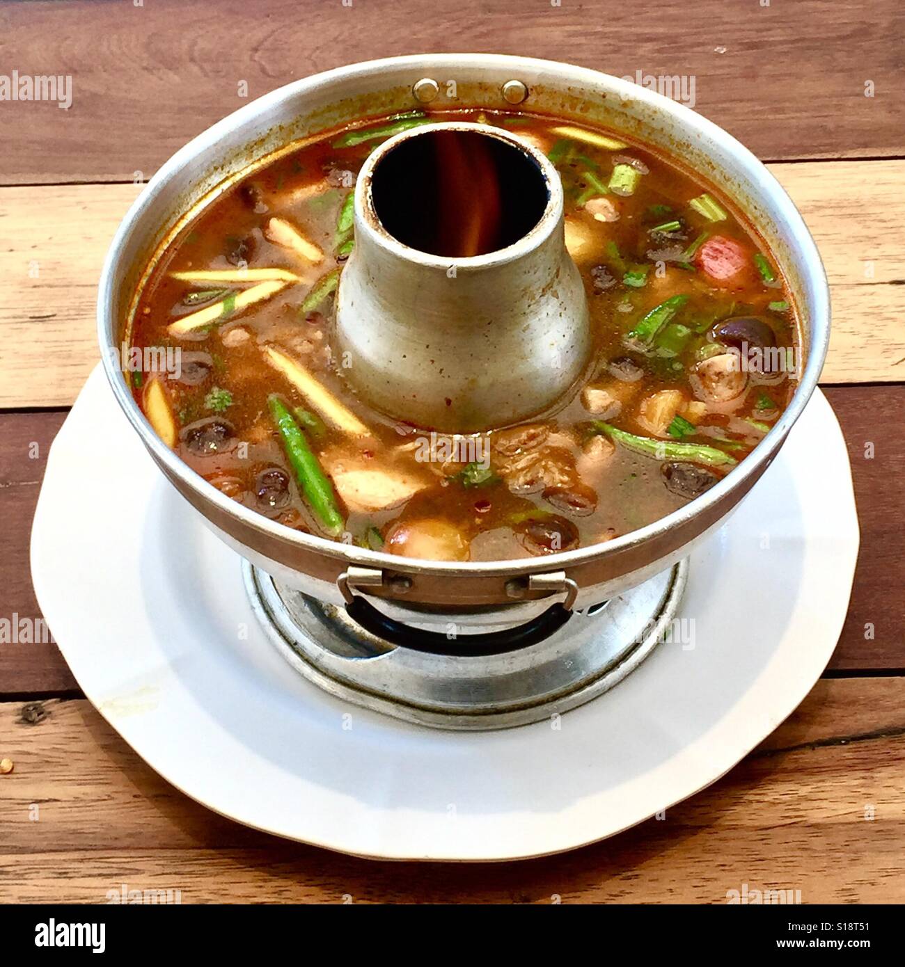Una piccante flaming hot pot di Thai Tom Yum zuppa, Chiang Mai, Thailandia Foto Stock