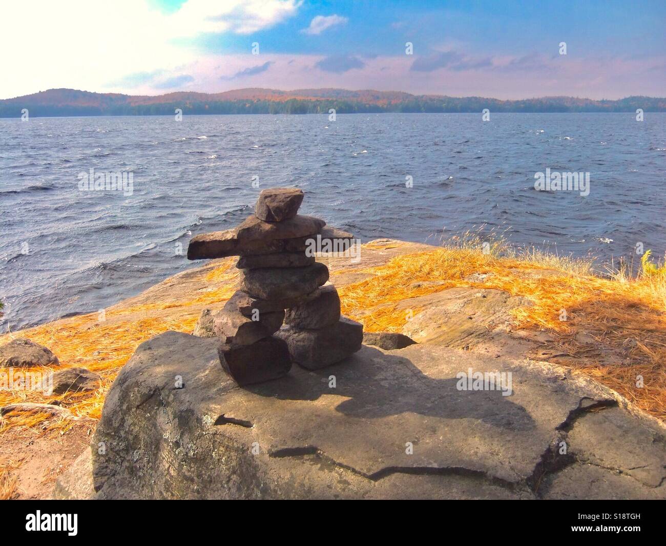 Inuksuk su sperone di roccia a Ventoso Lago Foto Stock