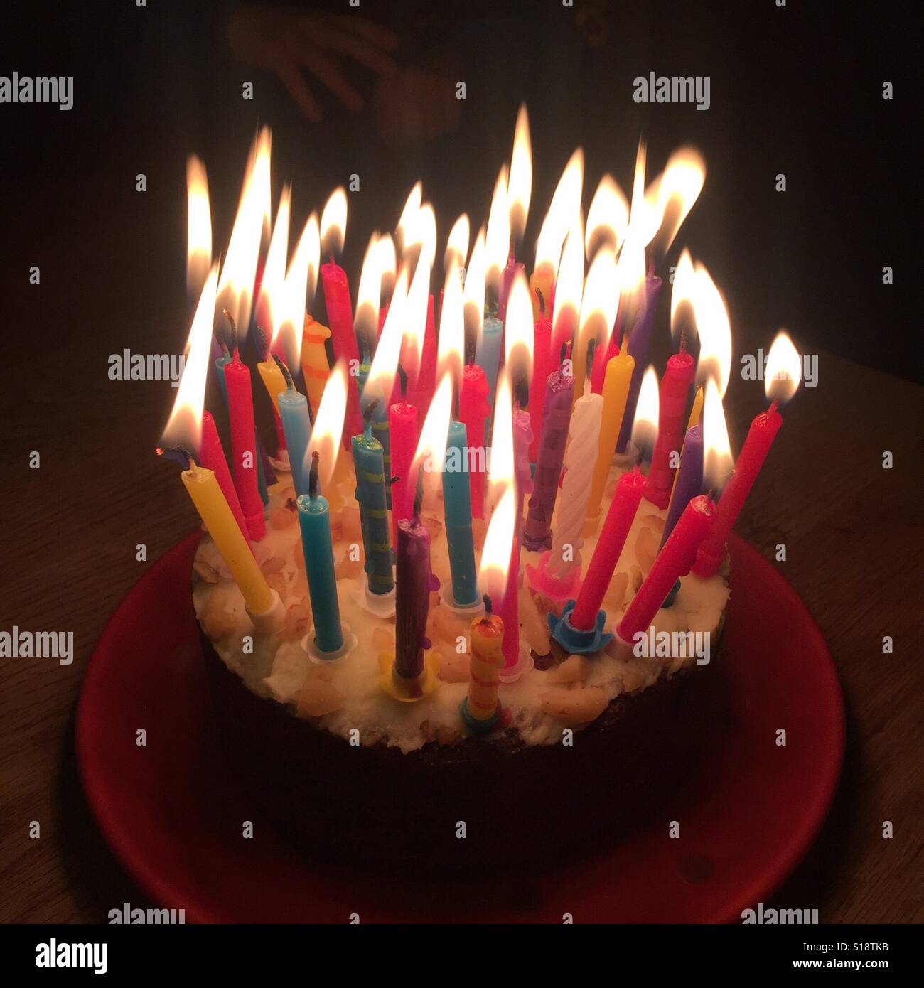 Torta di compleanno con un sacco di candele. 2016 Foto Stock