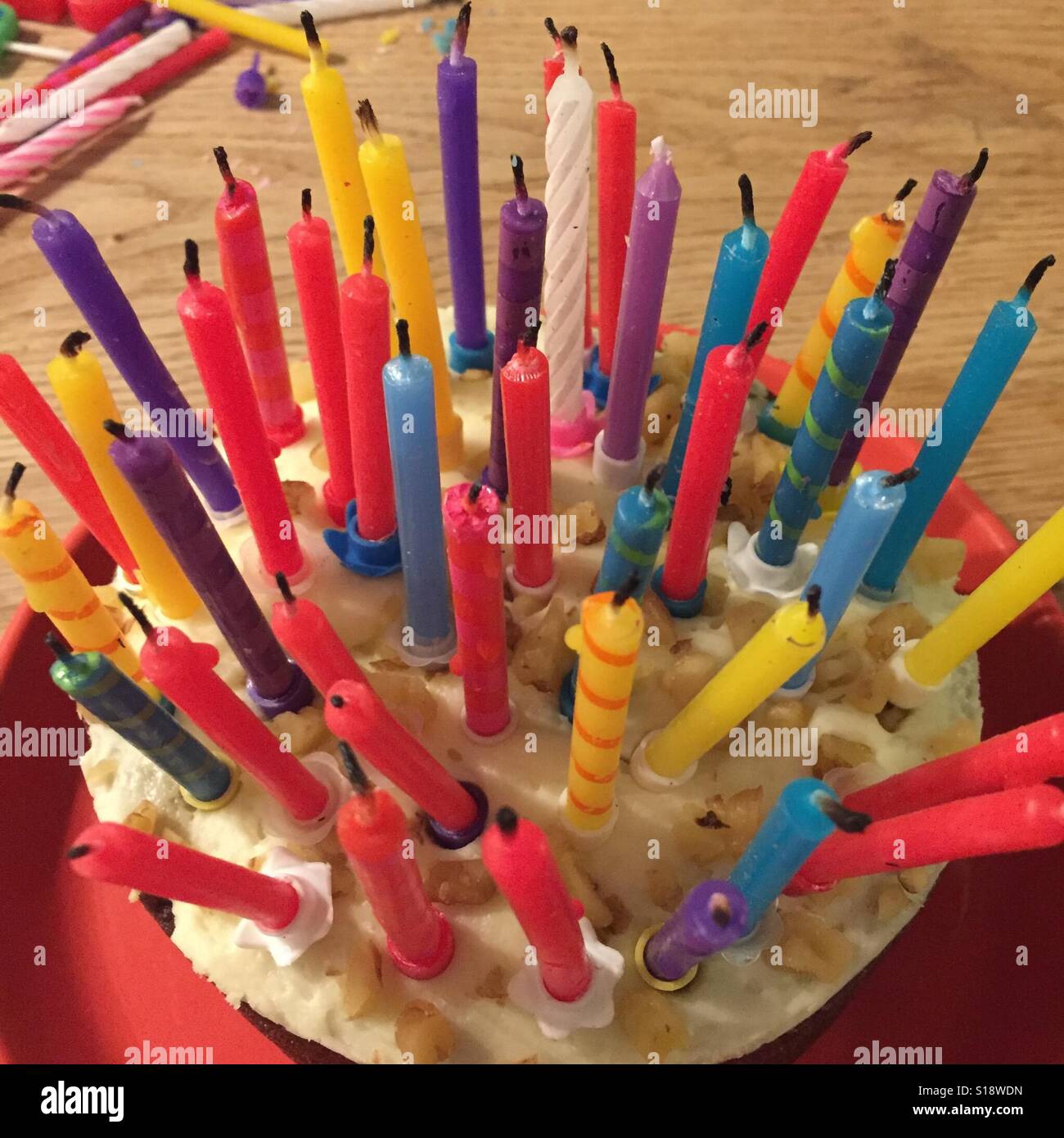 Torta di compleanno con 45 spegne candele Foto Stock