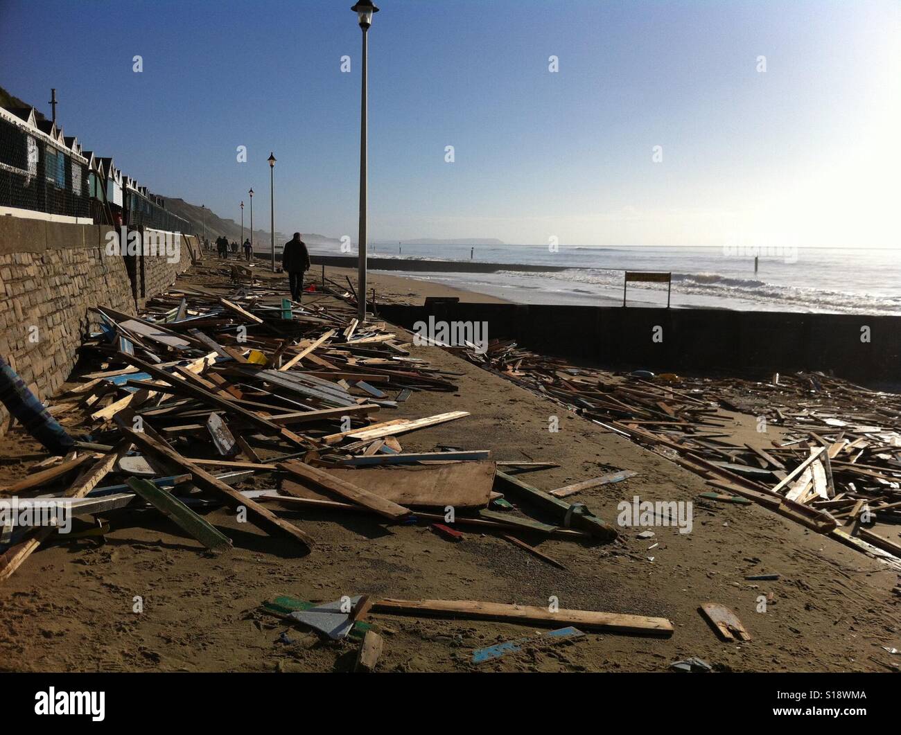 Danneggiato cabine sulla spiaggia, lavato fino sul lungomare dopo la grande tempesta in Boscombe vicino a Bournemouth Dorset, Regno Unito Foto Stock