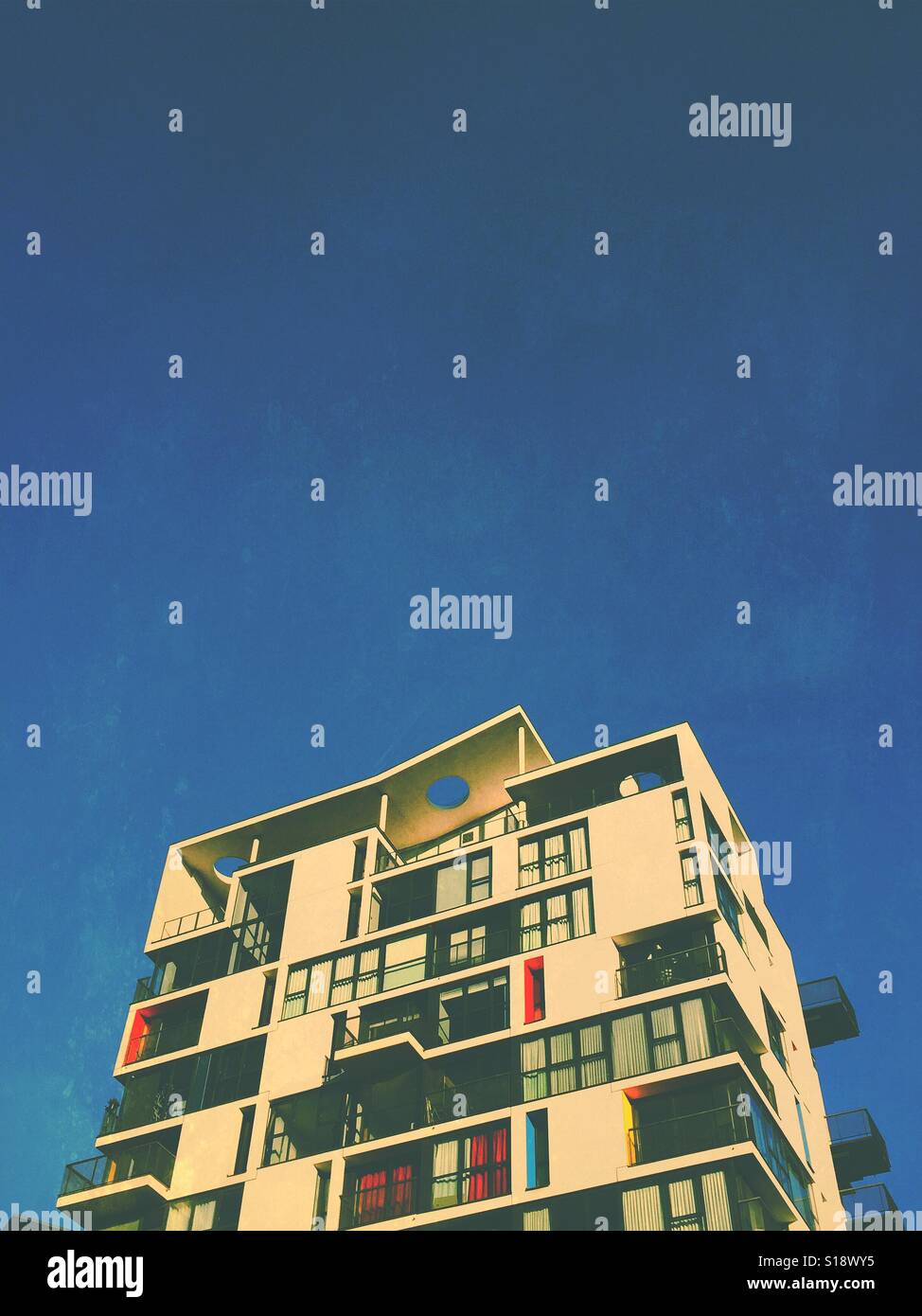 Moderno edificio di appartamenti - Immagine stock catturata con smartphone