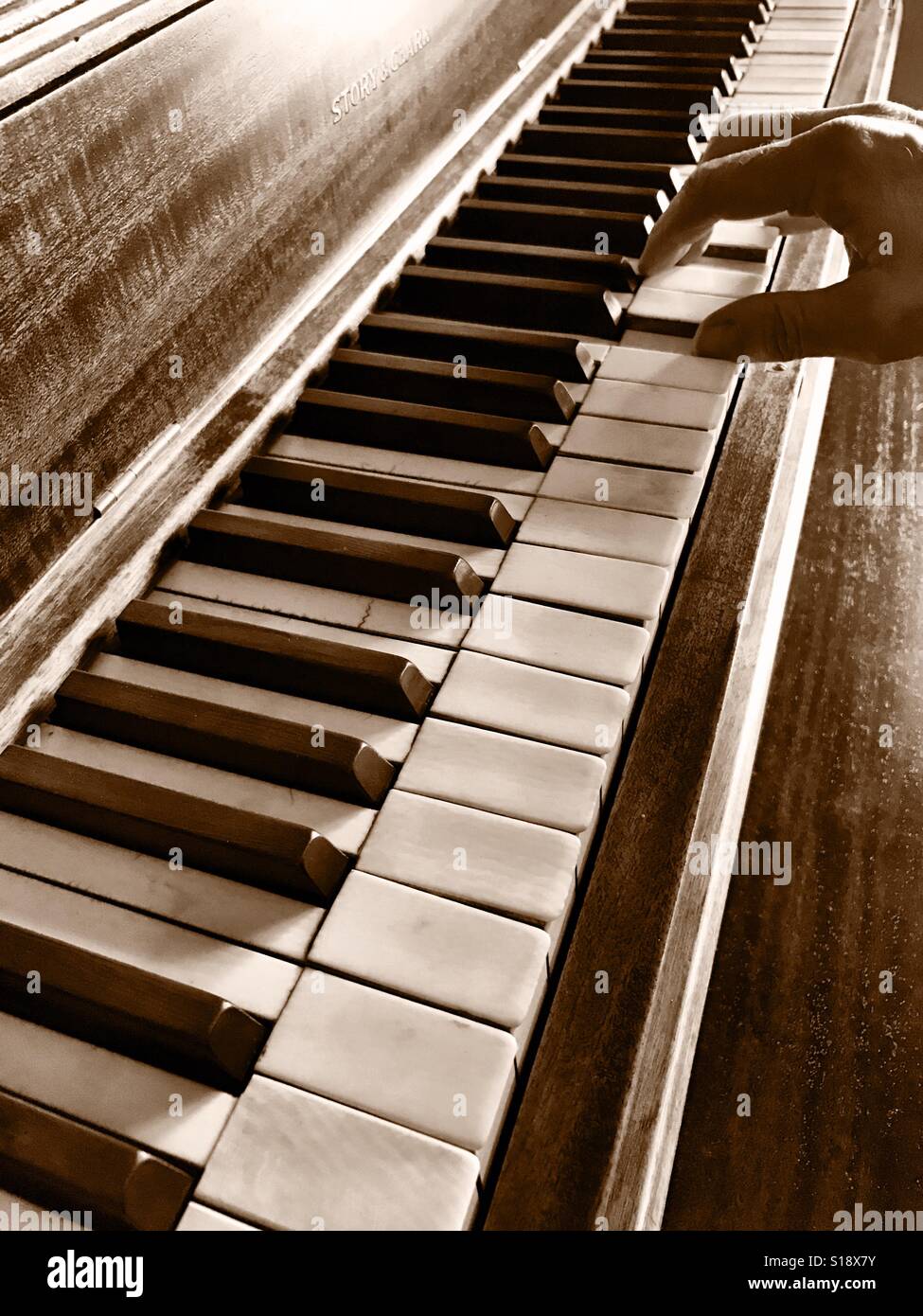 Vecchio pianoforte suonata da un lato Foto Stock