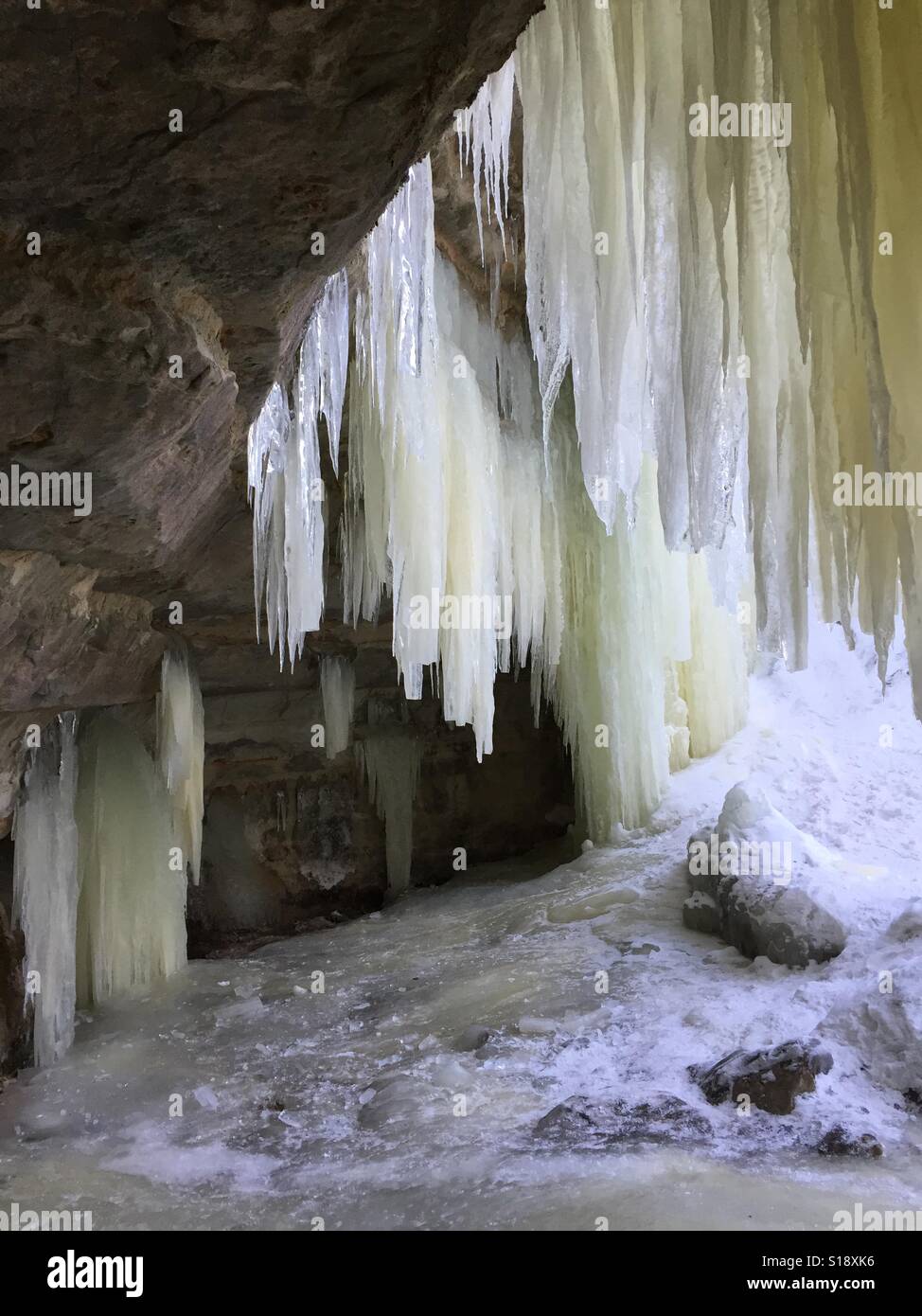 Guardando attraverso l'entrata di una caverna di ghiaccio. Foto Stock