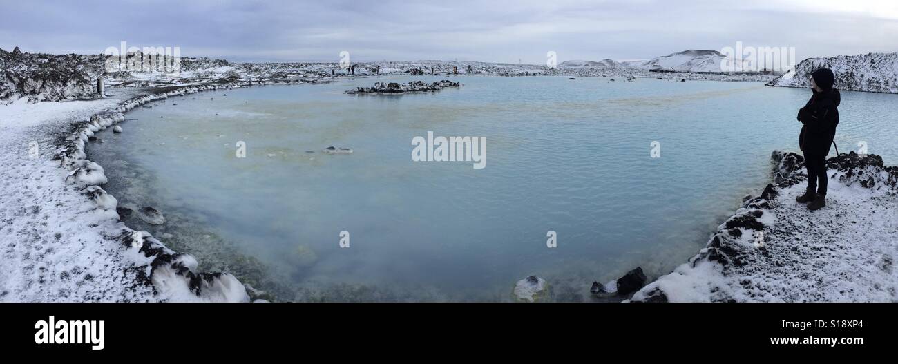 La Blue Lagoon geothermal spa si trova in un campo di lava in Grindavik, a sud-ovest dell'Islanda. Le calde acque alte in silice e zolfo sono creduto di avere proprietà terapeutiche. Foto Stock