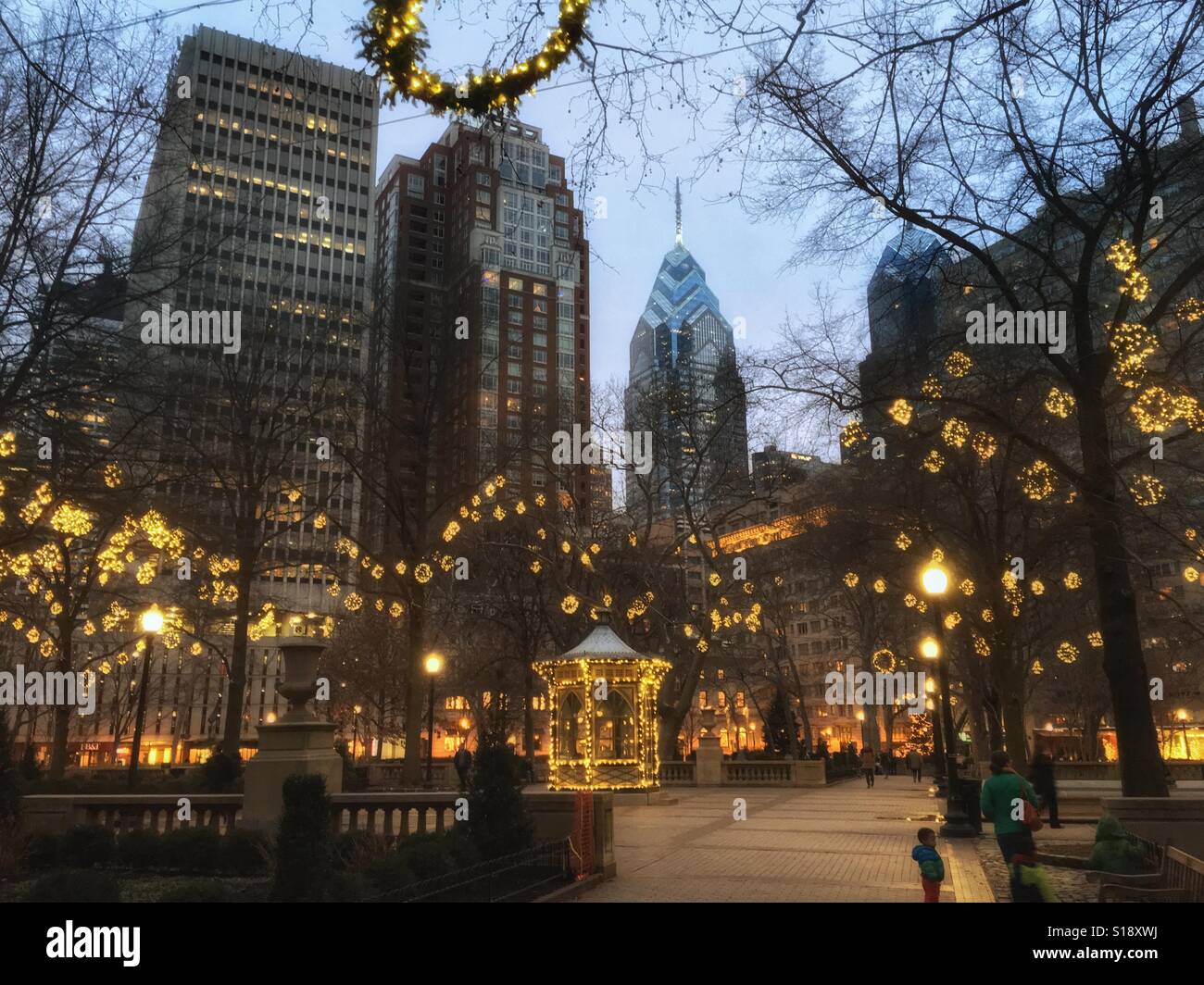 Rittenhouse Square in inverno con decorazioni di vacanza, Philadelphia, Pennsylvania, STATI UNITI D'AMERICA Foto Stock