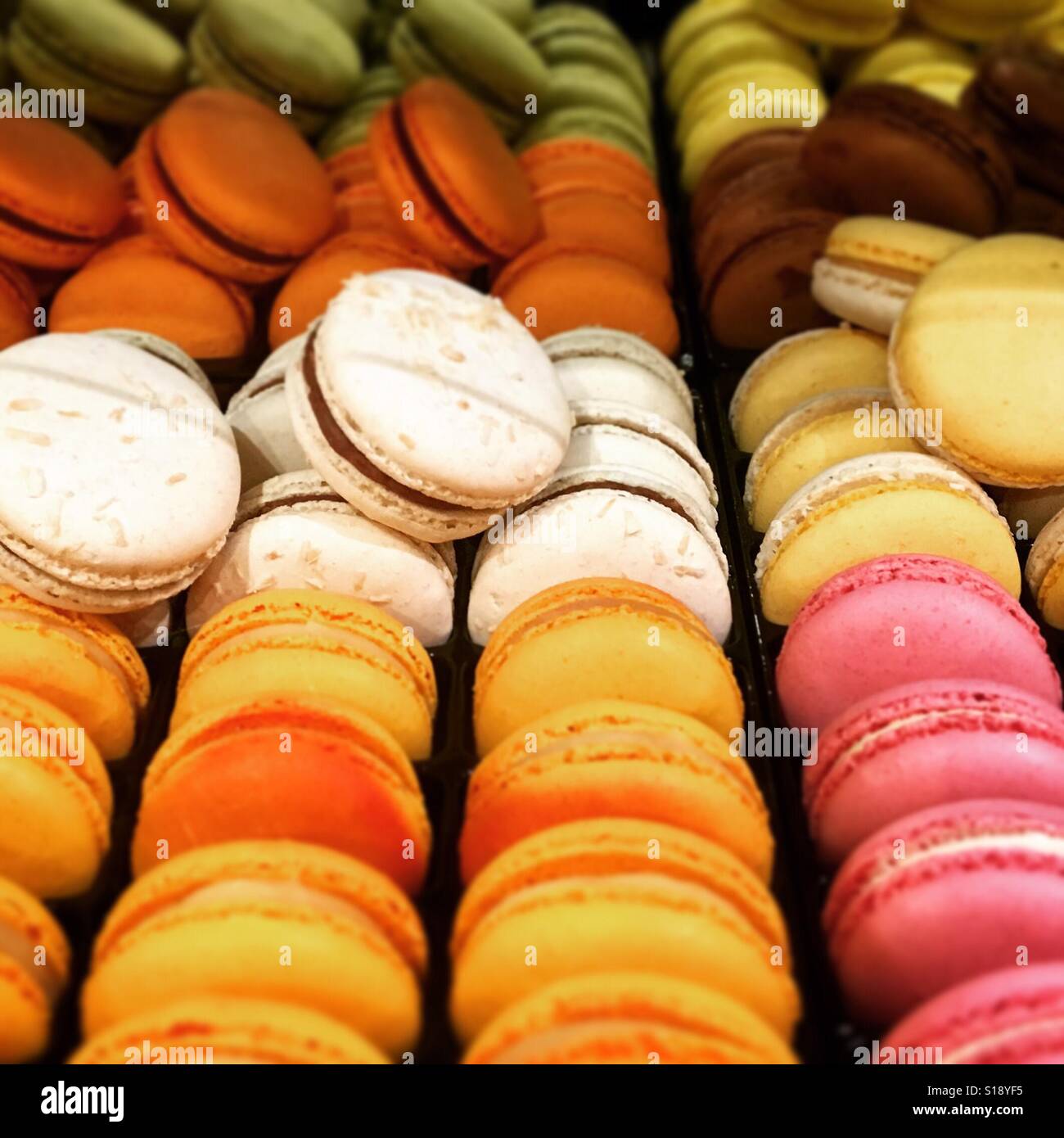 Righe di amaretti in negozio Foto Stock
