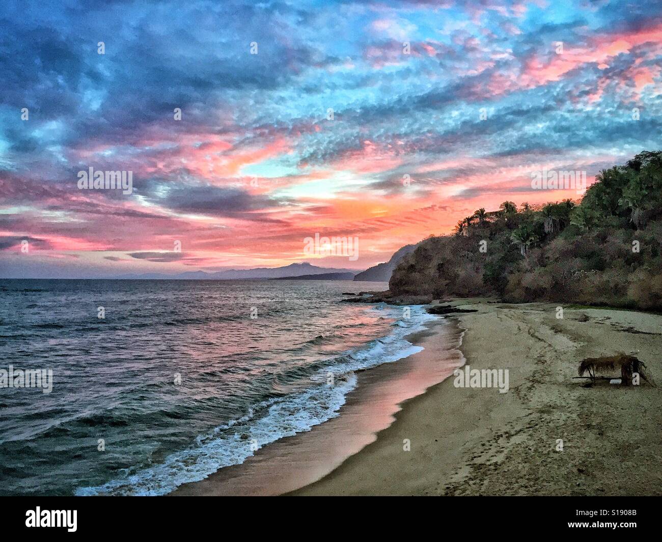 Sunrise in bei colori sopra l'Oceano Pacifico su una spiaggia remota in Nayarit, Messico. Foto Stock