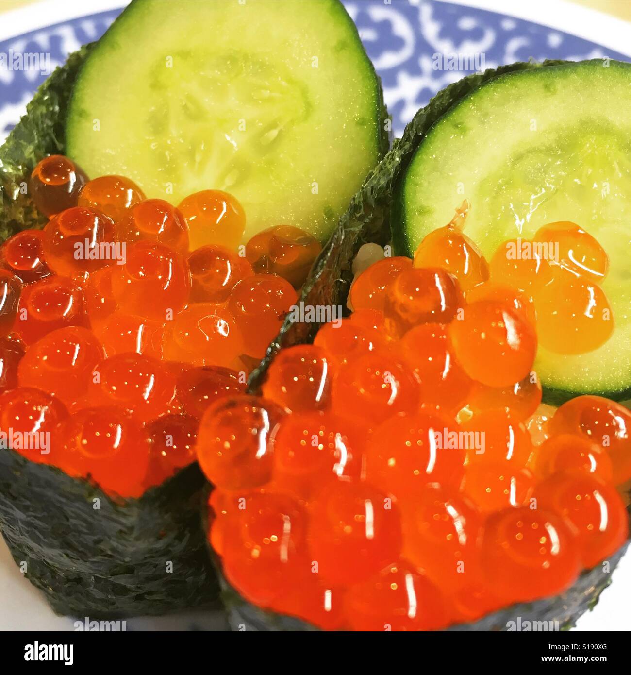 Rulli Di Sushi Con Le Uova Di Pesci Di Color Salmone Immagine Stock -  Immagine di chiusura, pesci: 18700689