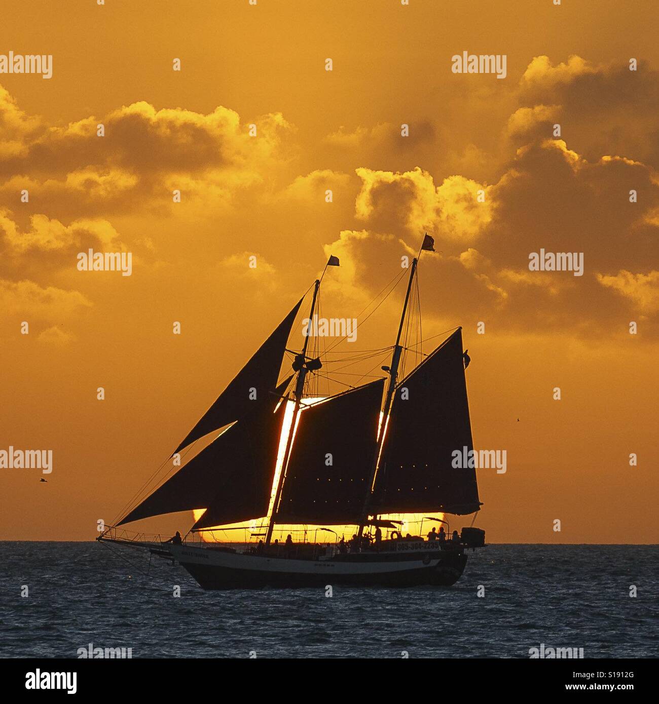 In barca a vela al tramonto a Key West - Immagine stock catturata con smartphone