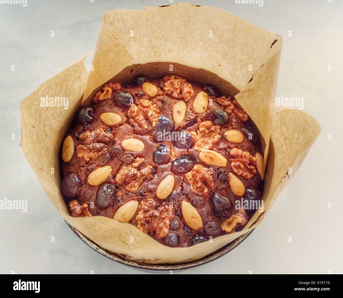 Dundee torta alla frutta dritto fuori del forno. - Immagine stock catturata con smartphone