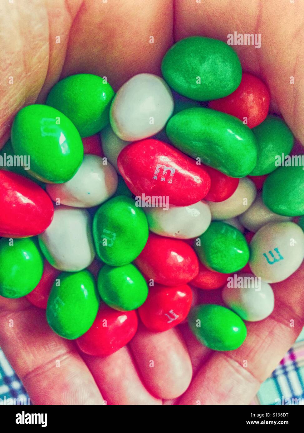 Un sacco di m&m s candy nelle mani della donna Foto Stock