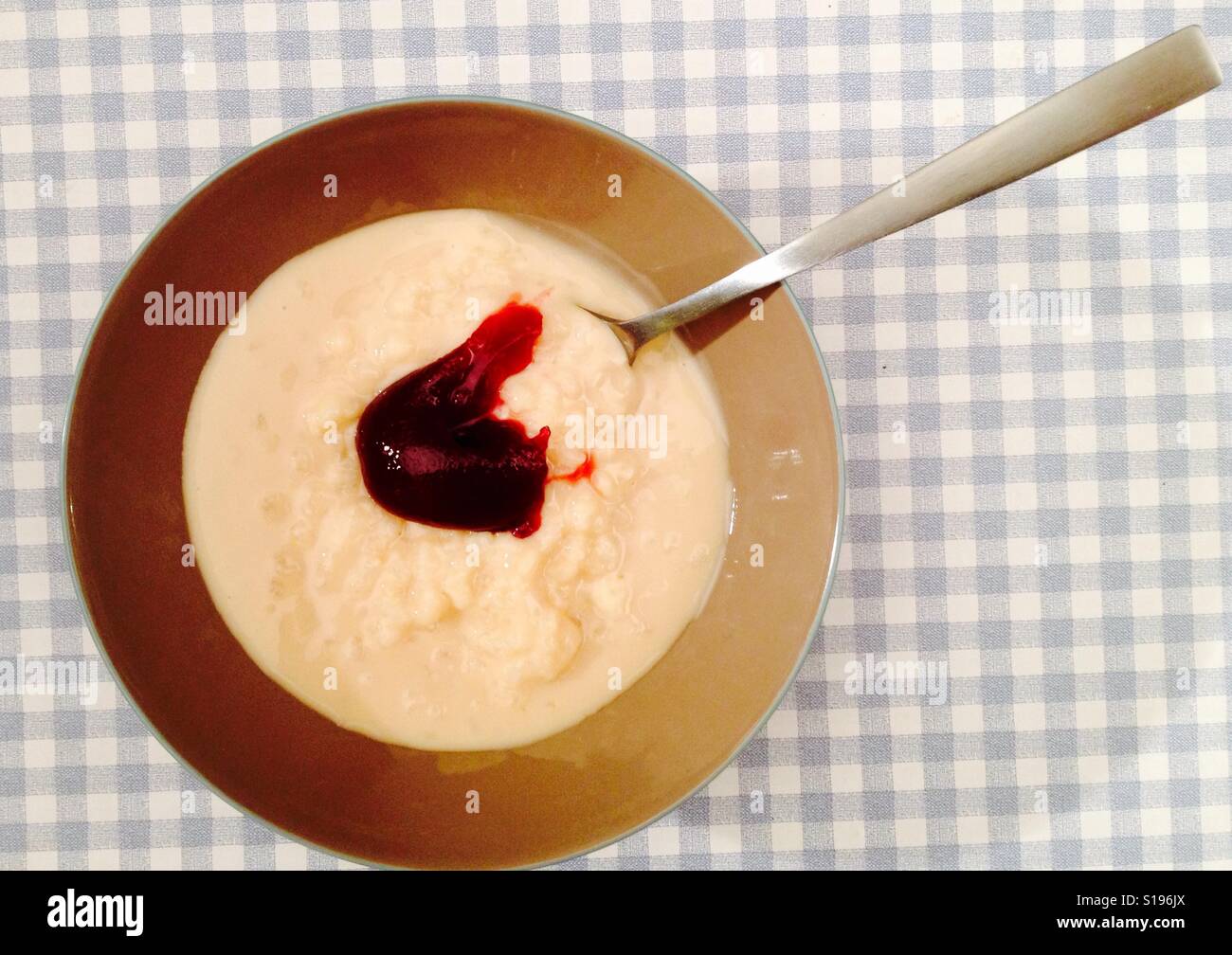 Budino di riso con confettura di lamponi - Immagine stock catturata con smartphone